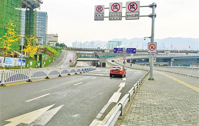 12月18日，本報(bào)記者駕車經(jīng)過江北嘴千廝門大橋匝道附近道路和財(cái)信廣場(chǎng)旁支路體驗(yàn)時(shí)，收音機(jī)里能聽到神秘的路況提示音。本報(bào)記者