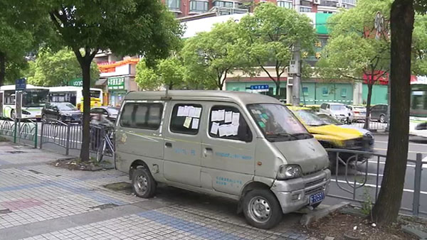 被棄置在人行道上的面包車。