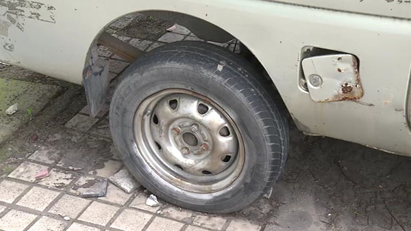 小面包車的輪胎已經(jīng)基本脫離了輪轂。