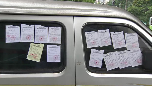面包車上滿滿貼了14張罰單。
