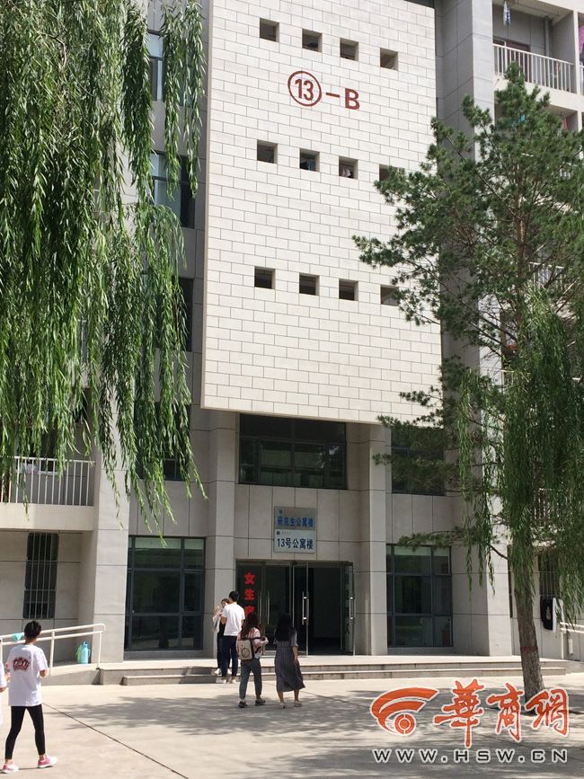 8月30日，榆林學(xué)院有學(xué)生發(fā)微博對女生宿舍樓住進(jìn)男生提出質(zhì)疑。9月3日，學(xué)校宣傳部門回應(yīng)，女生宿舍樓里確實(shí)住著3名男研究生，但該樓的格局是套間，跟單元房一樣是獨(dú)立的，大學(xué)應(yīng)有包容的精神。