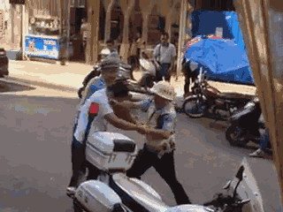 嫌疑男子涉嫌無證駕駛摩托車，且車輛違規(guī)加裝遮陽傘并在行駛時(shí)不戴安全頭盔，辱罵毆打執(zhí)法交警。 本文圖片均來自 廣西梧州在線警務(wù)
