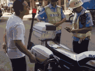 廣西梧州一男子騎車違法加裝遮陽傘，辱罵腳踹執(zhí)法交警被拘