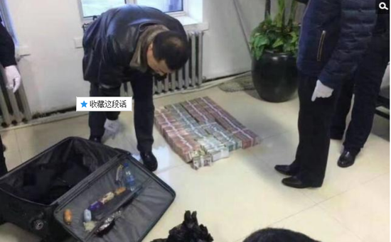 京華時報訊昨天凌晨1點左右，黑龍江省密山市一銀行金庫發(fā)生搶劫案。一名身穿迷彩服男子準備劫取現金時被發(fā)現，致一名金庫值守人員死亡，隨后棄款而逃。目前，該男子尚未歸案，案件正在全力偵辦中。