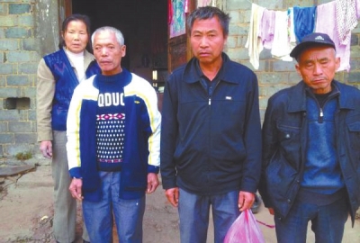 已被判死緩、在獄中服刑的4個村民的家人一直在為兒子喊冤。圖片來自網(wǎng)絡(luò)
