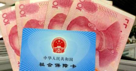 從今年1月1日開始，原有的失業(yè)保險費率是1.5%的有22個省份，包括新疆生產(chǎn)建設(shè)兵團，可以在確保失業(yè)保險金按時足額發(fā)放、穩(wěn)崗補貼順利實施的基礎(chǔ)上，可以降低0.5個百分點。個人的費率不超過單位的費率。