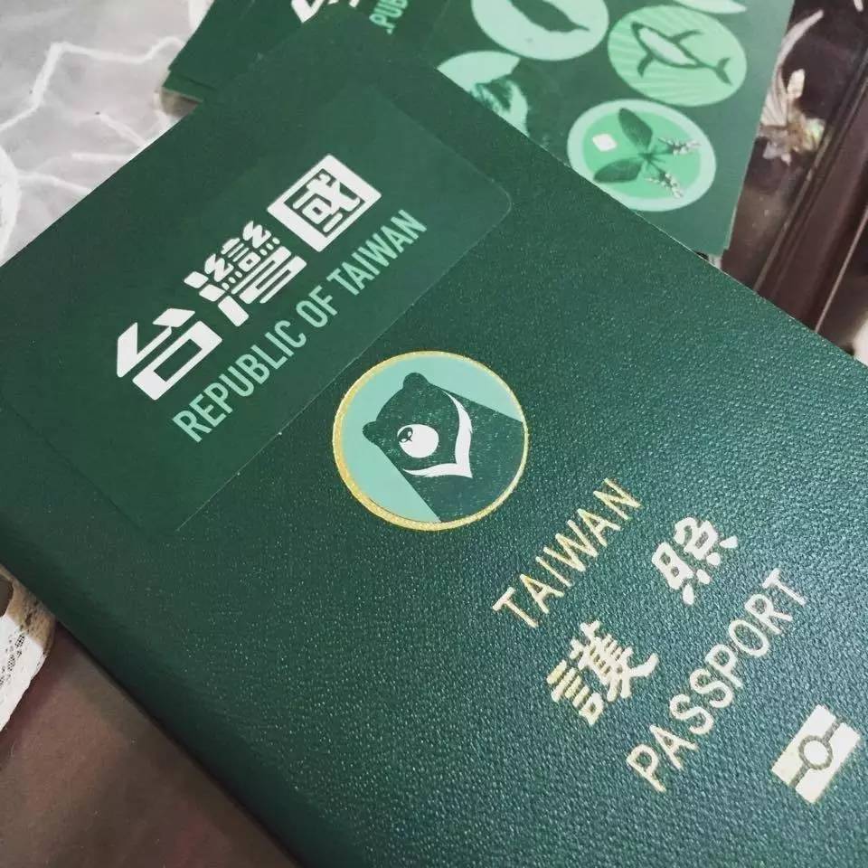 環(huán)環(huán)一直排在這個女孩后面，想看看日本入境官員如何處理這個令人啼笑皆非的所謂“臺灣國”。