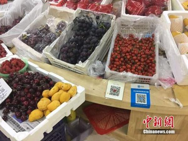 某水果攤，收款二維碼貼在顯眼位置。中新網(wǎng) 吳濤 攝