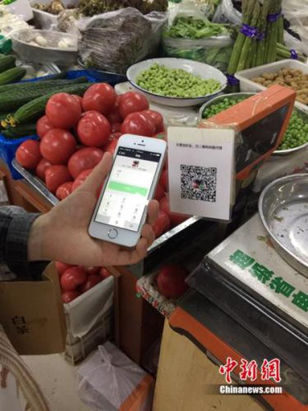 有顧客正在用微信支付結(jié)賬。中新網(wǎng) 吳濤 攝