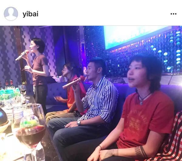 王菲母女跟李榮浩一起唱K，竇靖童的表情亮了
