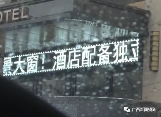 于是，民警將這一情況匯報(bào)給指揮中心，請(qǐng)求120醫(yī)護(hù)人員到達(dá)現(xiàn)場急救。