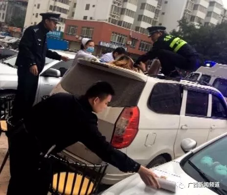 ▲女子跌落至一面包車車頂，民警和醫(yī)護(hù)人員將其救下。