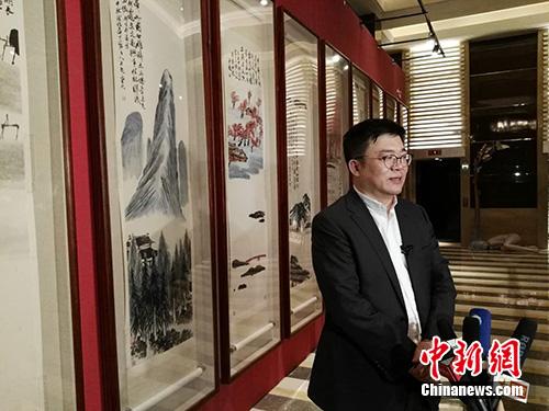 北京保利拍賣執(zhí)行董事趙旭在當晚接受采訪。<a target='_blank'  _fcksavedurl='http://www.chinanews.com/' _fcksavedurl='http://www.chinanews.com/' >中新網(wǎng)</a>記者 宋宇晟 攝