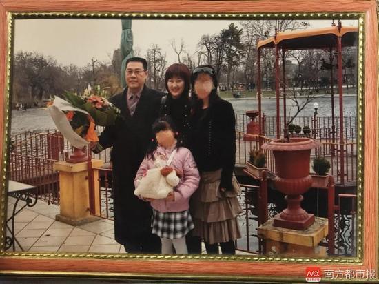 回國(guó)之前的張津華和王煥凱，兩個(gè)可愛的女兒，一家四口曾經(jīng)幸福的生活。