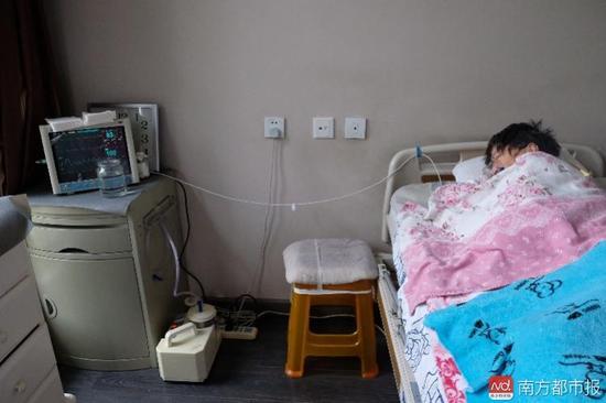 為了照顧張津華，家人把家里的房間變成了病房。氧氣管、心電圖、呼吸機(jī)、排痰機(jī)、鼻飼管、藥柜……（羅逸爵 攝）