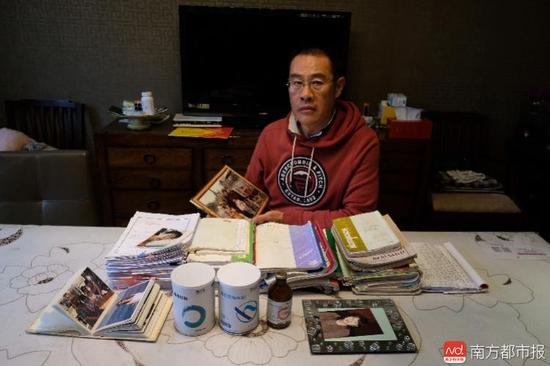 王煥凱及家人這些年照顧張津華做的護(hù)理記錄。（羅逸爵 攝）