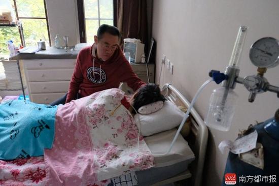 氧氣的轟隆聲，一刻不停地在這個(gè)家里“吵”了九年多。（羅逸爵 攝）