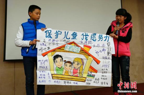 12月4日，由全國婦聯(lián)和聯(lián)合國兒童基金會(huì)在北京共同舉辦了“共同行動(dòng)——停止對(duì)兒童暴力，促進(jìn)兒童保護(hù)”的主題宣傳活動(dòng)。圖為活動(dòng)兒童代表以繪畫的形式說出他們的心聲。<a target='_blank'  _fcksavedurl='http://www.chinanews.com/'>中新社</a>發(fā) 富田 攝