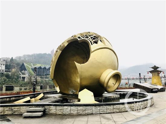△茅臺鎮(zhèn)1915廣場著名的“壇碎”雕塑。