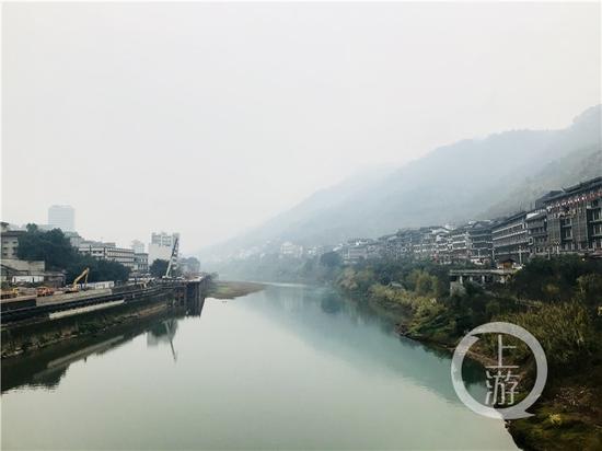 △赤水河兩岸的茅臺鎮(zhèn)有著超過2000家白酒經(jīng)營戶。
