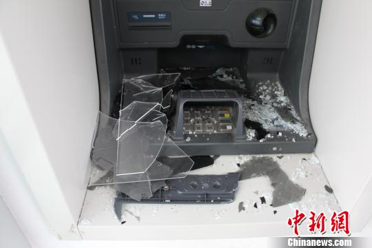 被砸的ATM機(jī)。萬(wàn)山警方提供