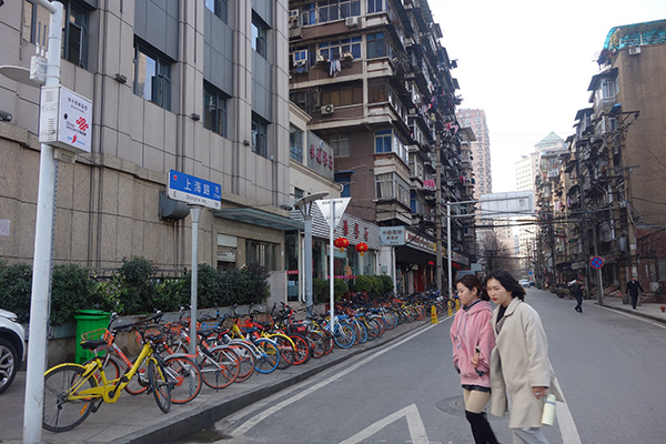 上海路的兩邊，大多是一些老房子。