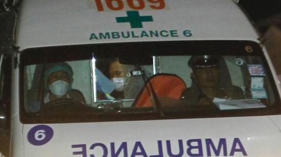 救護車帶著被救少年離開。（圖：EPA）