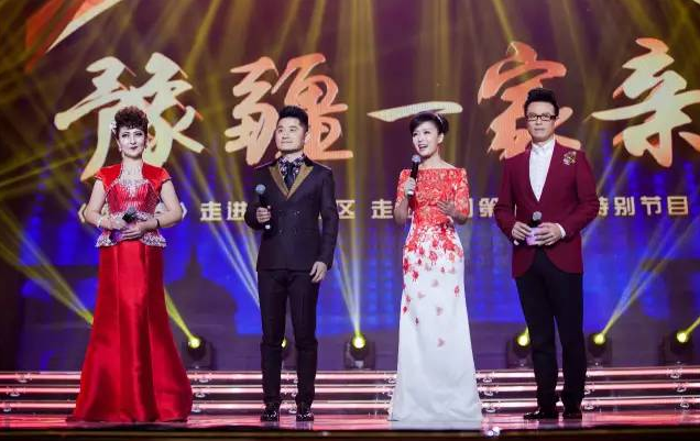 主持人：白燕升、龐曉戈、關楓、熱娜·古麗（從右到左）