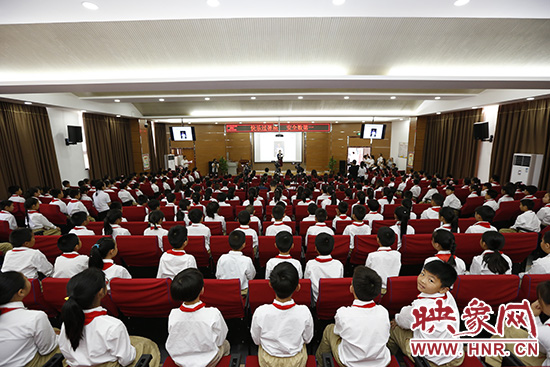 “快樂過暑期，安全數(shù)第一”系列活動新聞發(fā)布會在河南省鄭州市天明路小學大禮堂舉辦