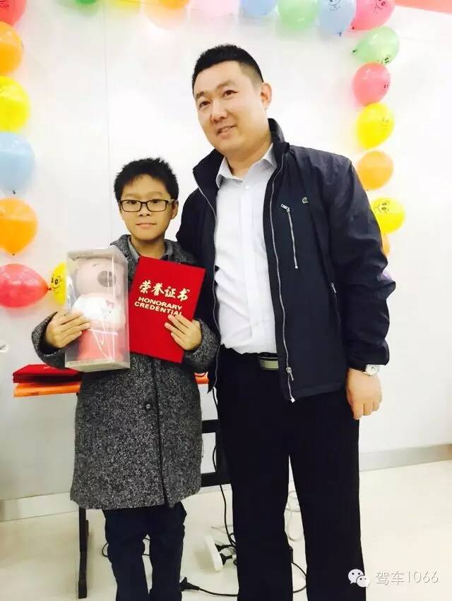我是小小銀行家，來(lái)跟行長(zhǎng)合個(gè)影哦
