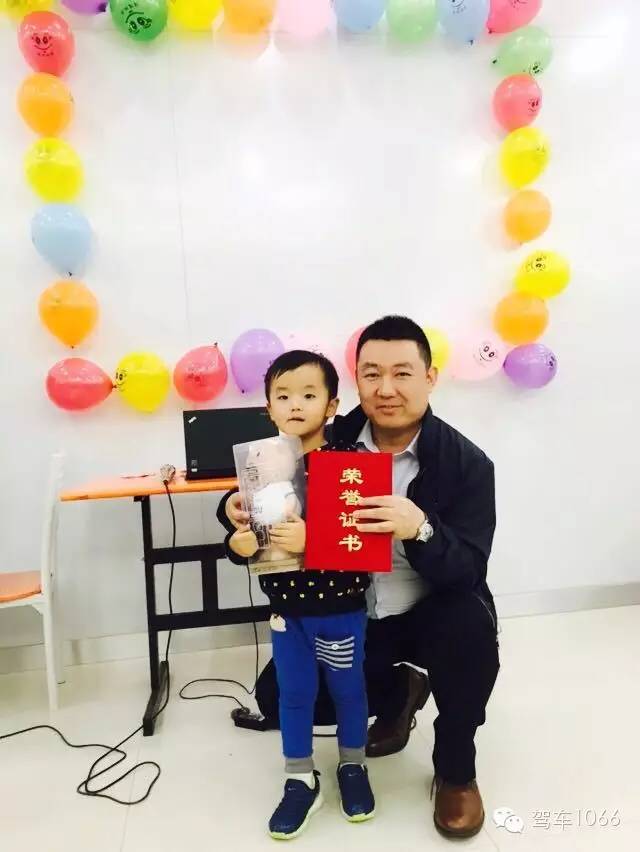 我是小小銀行家，來(lái)跟行長(zhǎng)合個(gè)影哦
