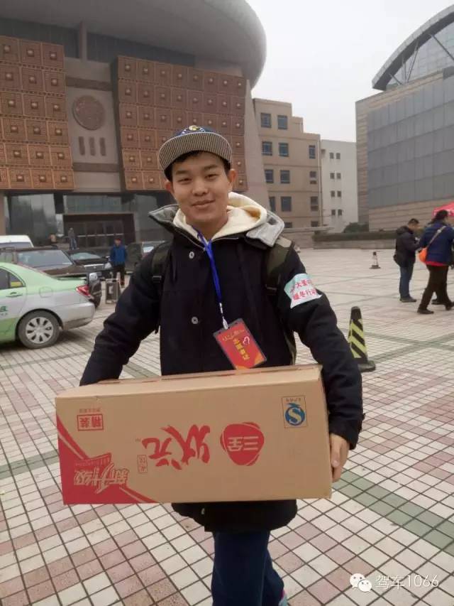 河南電臺(tái)1066主持人小澤，搬送愛(ài)心餃子。