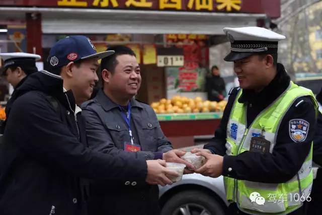 新華社攝影記者李博，也隨我們1066小分隊(duì)一路同行他也為我們記錄下了一幕幕溫暖的瞬間。