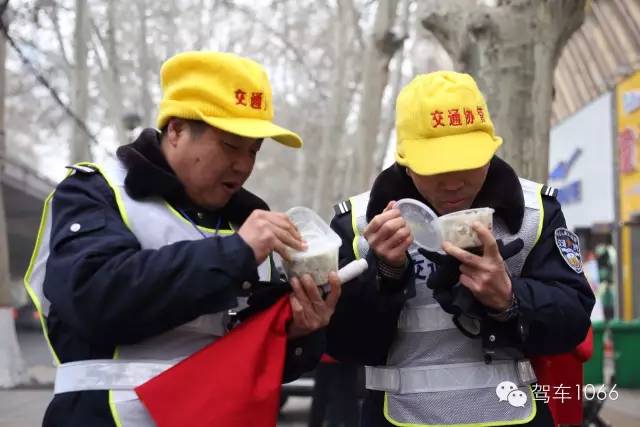 1066小分隊(duì)和志愿者來(lái)到金水路文化路，給這里執(zhí)勤的交警和協(xié)管送去暖心餃子。