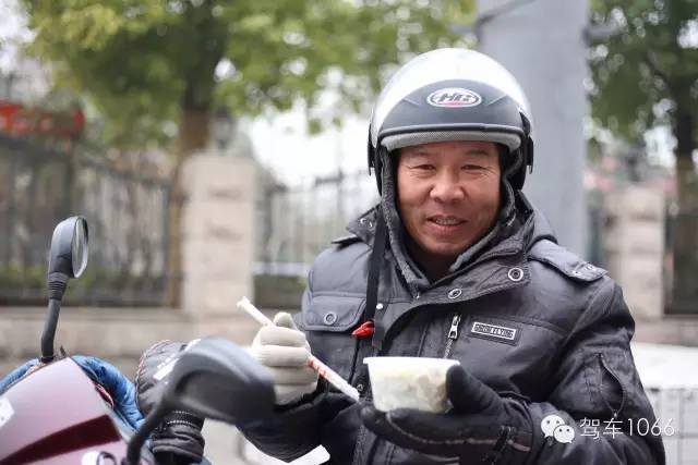 1066小分隊(duì)來(lái)到紫荊山（摩的司機(jī)、出租車司機(jī)、市民)，給他們送去餃子。
