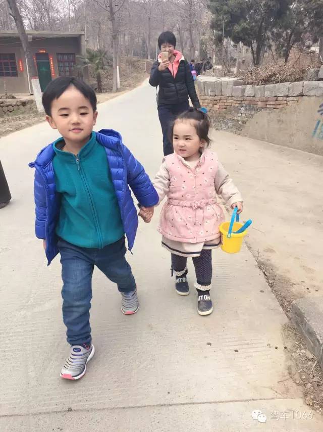 哥哥帶著妹妹跑著去植樹！