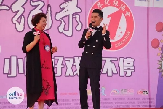 原來是關大帥哥的演唱，逗笑了全場觀眾