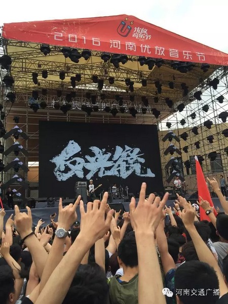 這么多朋友！默契的舉著一個(gè)手勢(shì)！
