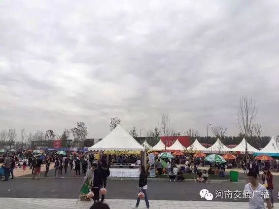 雖然天空已經(jīng)烏云密布，但大家的熱情絲毫不減！