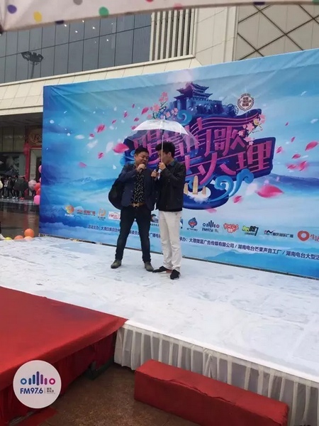 這位男士向遠(yuǎn)在家鄉(xiāng)的妻子隔空表白，勇氣真是大大的，您對妻子的愛，已經(jīng)超越萬水千山。