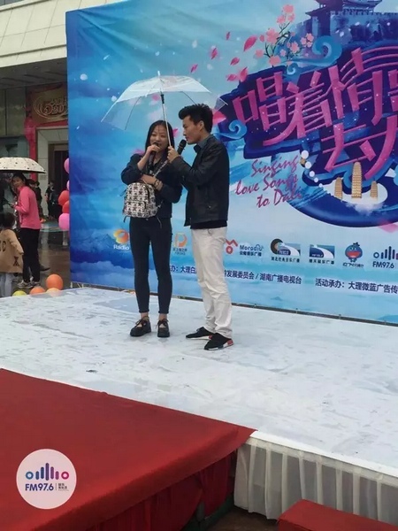 這是一位在校大學(xué)校，暗暗的喜歡純純的愛。
