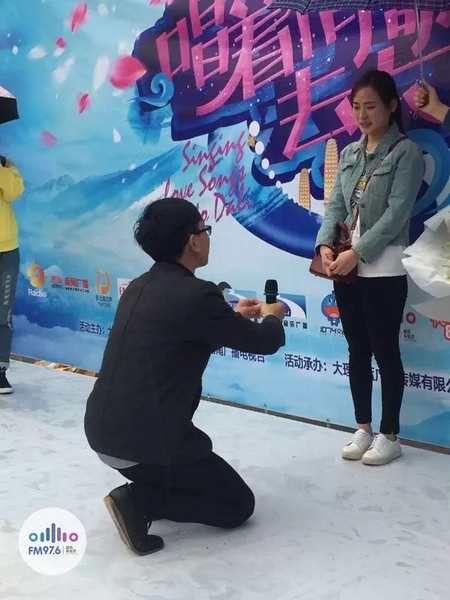 蘇世龍手捧戒指，單膝跪地向夢夢求婚，夢夢激動(dòng)的說不出話來，點(diǎn)頭答應(yīng)~