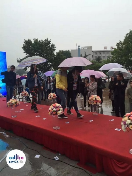 　　好友從屏幕后面走出來，他們特意從陜西、平頂山趕來為兩人送出祝福。