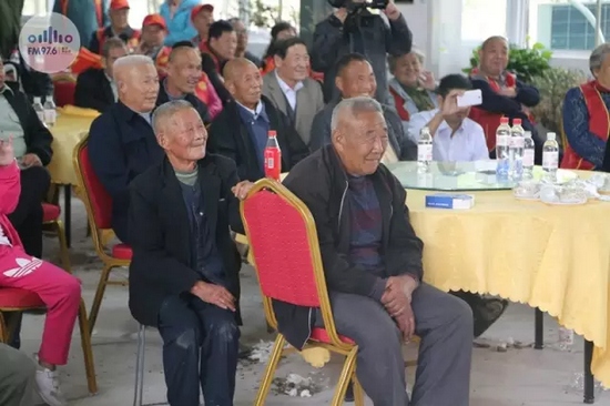臺上展風(fēng)采，臺下笑開懷