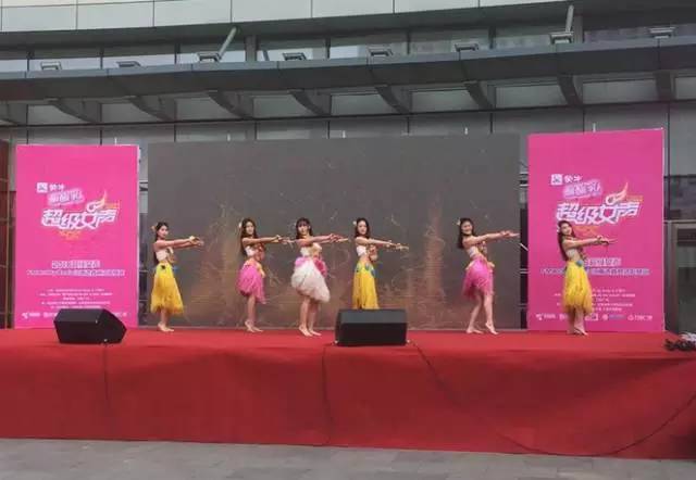 伴隨著舞蹈演員們的開(kāi)場(chǎng)，比賽在上午10點(diǎn)半正式拉開(kāi)序幕