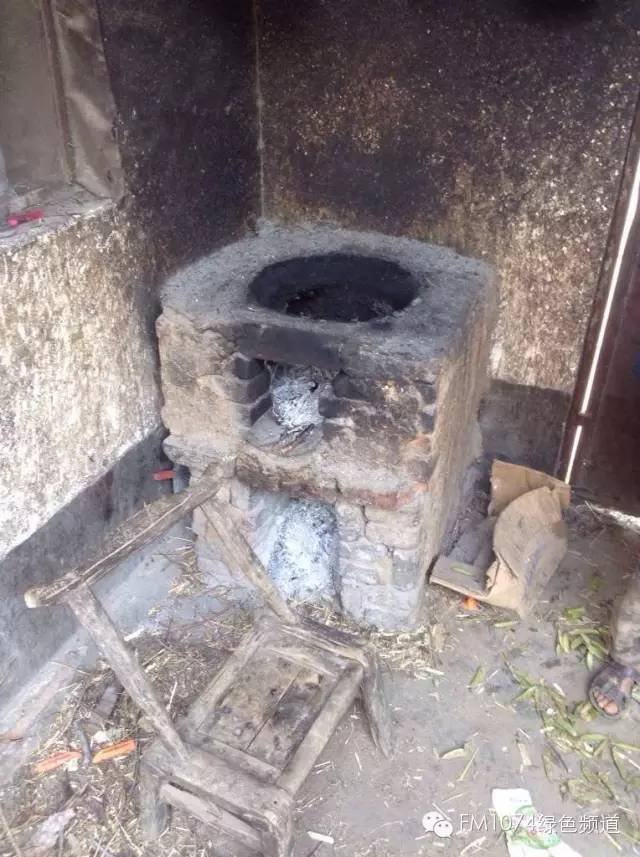 走訪另一個貧困家庭，進去之后才知道什么是真正的一貧如洗、家徒四壁。