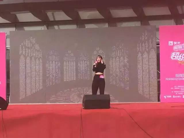 這pose一看就是在飆高音，猜猜看她唱的是哪首歌？