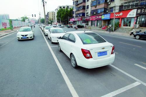 鄭州首創(chuàng)“內嵌式”停車位長啥樣？ 市民直呼沒見過