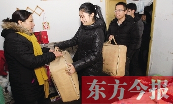 昨天下午，多位東方今報(bào)愛心讀者前往鄭州市困難戶家中贈(zèng)送棉被
