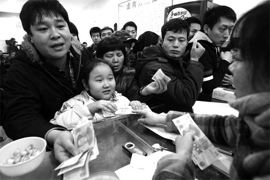 1月30日，李剛小面館收銀臺(tái)前，更多的市民大量買(mǎi)走“面卡”帶回家去
